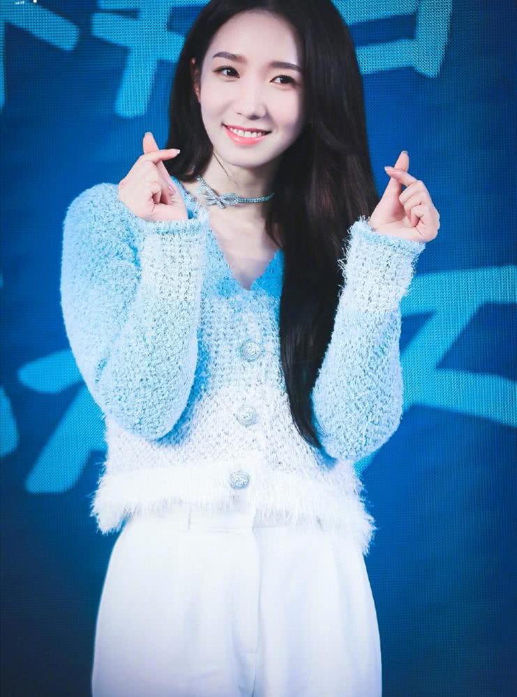 美女孟美岐变甜妹子,水貂绒毛衣配白色裤子,软萌形象惹人爱