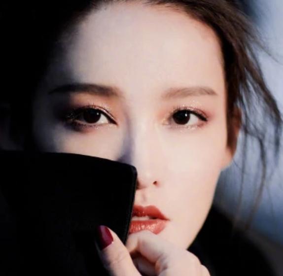 人红是非多？李沁谈体重被知名作家刘信达炮轰：你想炫耀给谁看？