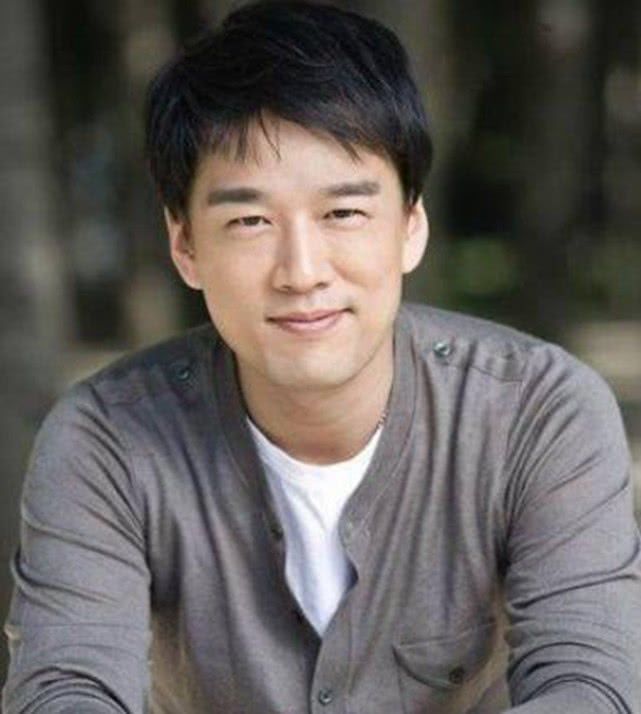 出道24年都没传过绯闻,霸道总裁专业户,娶了青梅竹马妻子!