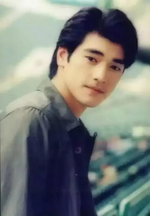 20位男星的18岁,黄磊貌若潘安却落榜,徐峥读上戏时头发还在