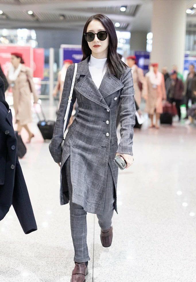 美女孟美岐变甜妹子,水貂绒毛衣配白色裤子,软萌形象惹人爱