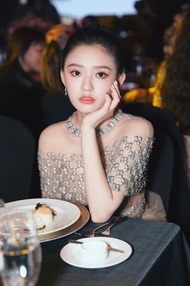 瘦下来后的林允简直就是穿衣的架子,怎么穿都觉得超好看!