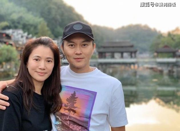 张智霖晒袁咏仪美照,身穿白色羽绒服,嘟嘴吹雪十分可爱