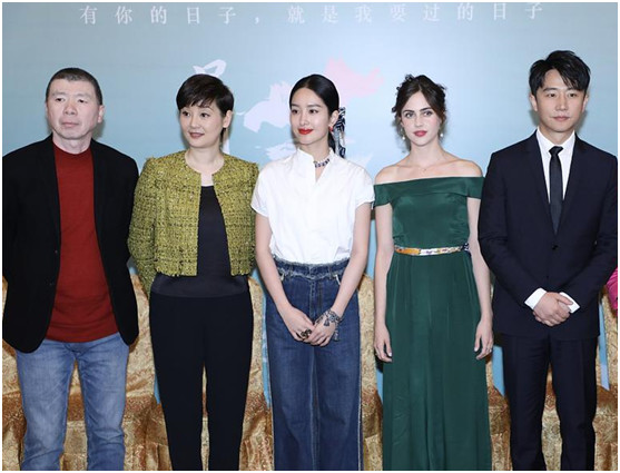 冯小刚新戏首映,全程无笑脸,小9岁妻子徐帆崇拜的眼神亮了