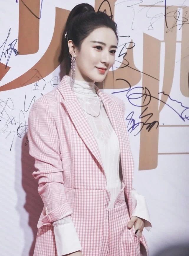 不愧是打败李佳琦的女人,敢穿死亡芭比粉,这气质一点都不输一线明星