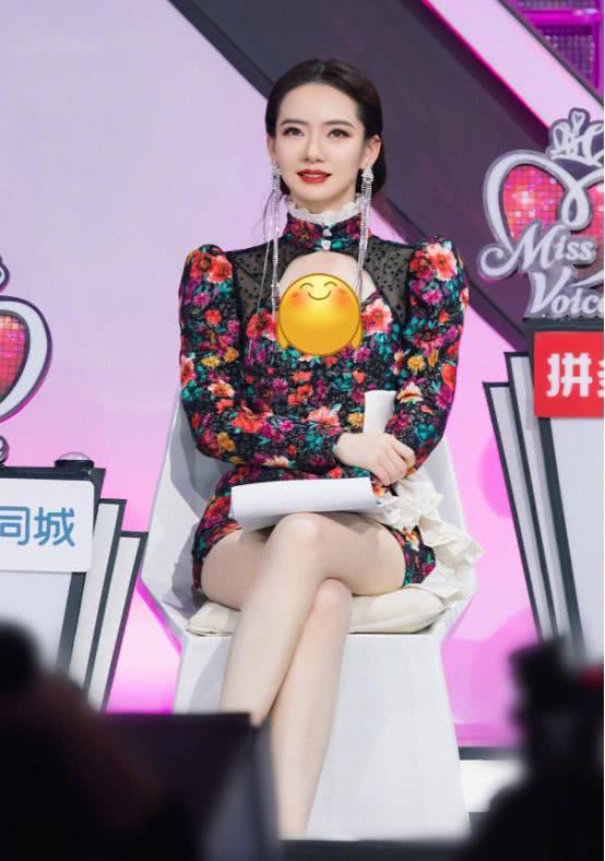 美女戚薇为了美也是拼了,穿印花裙录节目,裙子都短到胯骨边了