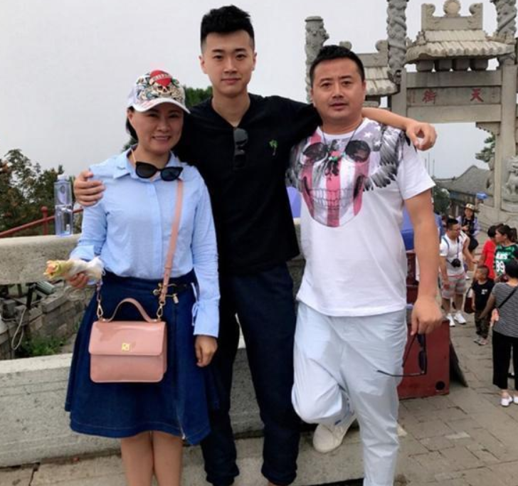 44岁赵海燕全家照,丈夫一水哥胖到认不出,儿子颜值高还是校草