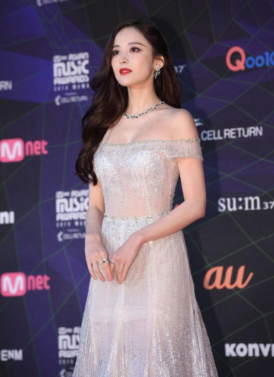 继Cosmo被叫错名字,娜扎出席MAMA名字被打错,韩网友评美貌绝了