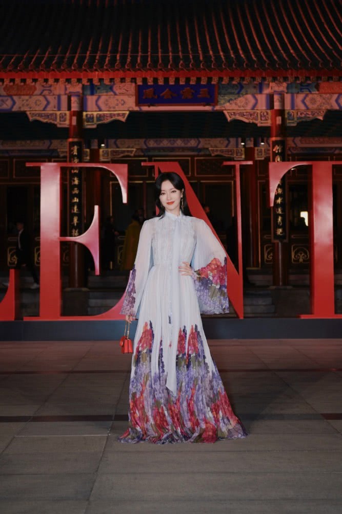 气质美女秦岚穿粉色衬衫扎丝巾,宛如少女