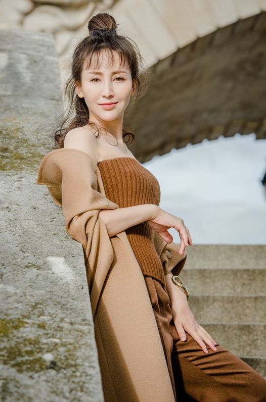 她住过地下室摆过摊,19岁裸婚生三孩,现丈夫用一部剧捧红她