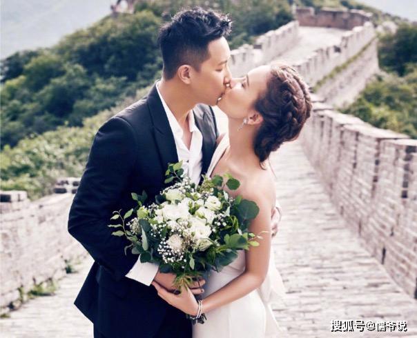 继鹿晗韩庚后,又一位顶流组合成员恋情曝光,他恋上的还是圈外人