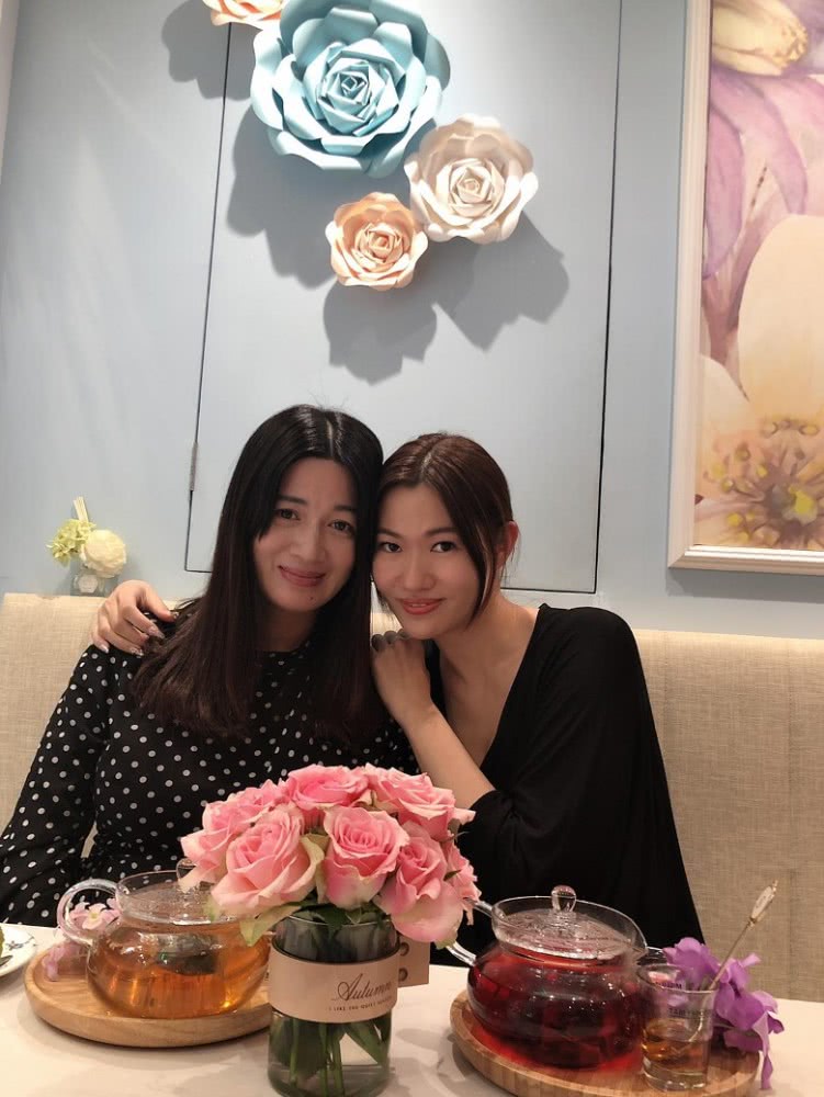 陈少霞生下女儿后 富商老公开游艇陪她拍广告,还出千万资金支持