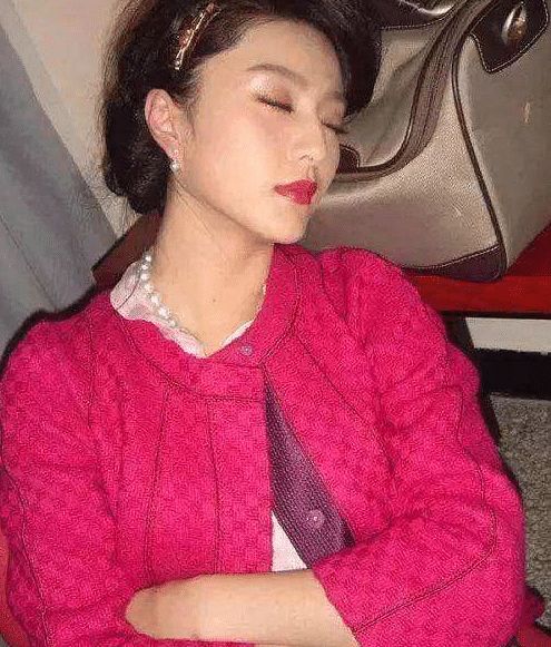 女星睡觉遭偷拍,范冰冰睡姿美艳,杨颖睡姿销魂,却输给了她!