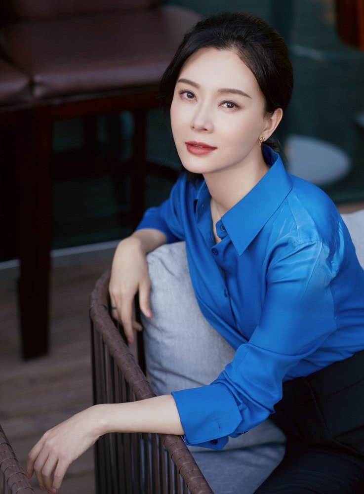 美女陈数好看又会穿,蓝色衫衣+黑色休闲裤,经典又有气质