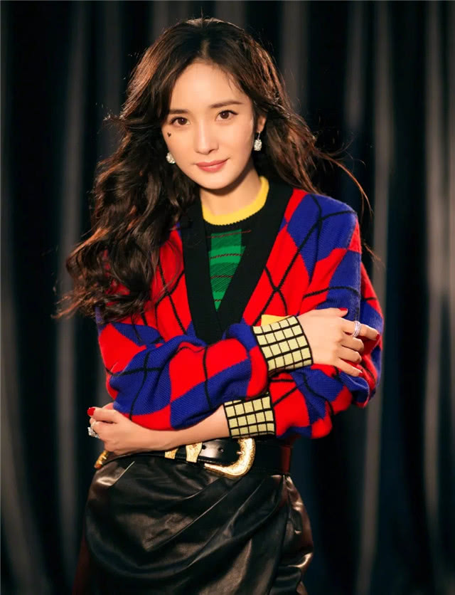 最近火了一种穿法,叫“上半身过冬,下半身过夏”,杨幂都上头了