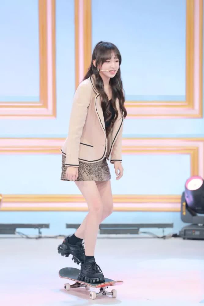 美女程潇踩塑料高跟鞋走红毯,穿上西装看着像120斤