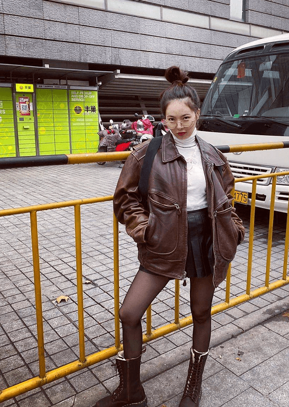 金泫雅机场街拍太任性！泰迪熊大衣搭奶奶衫也能穿出时尚感