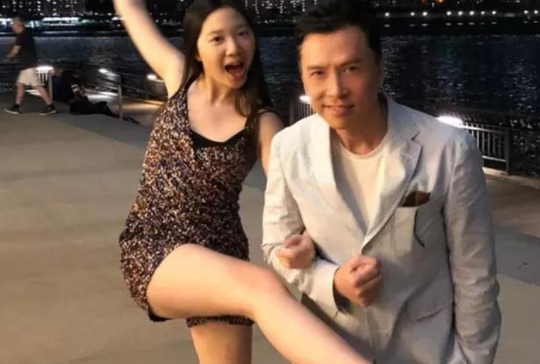 有种“基因”叫甄子丹女儿，15岁秀出大长腿，网友看后：岳父好