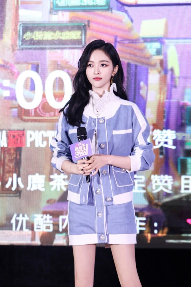 美女吴宣仪穿蓝色套装裙秀大长腿,戴“小灯泡”个性十足