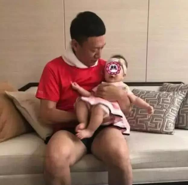 孙红雷娇妻罕见晒女儿照片,扎双马尾背影呆萌,2岁已长这么高了