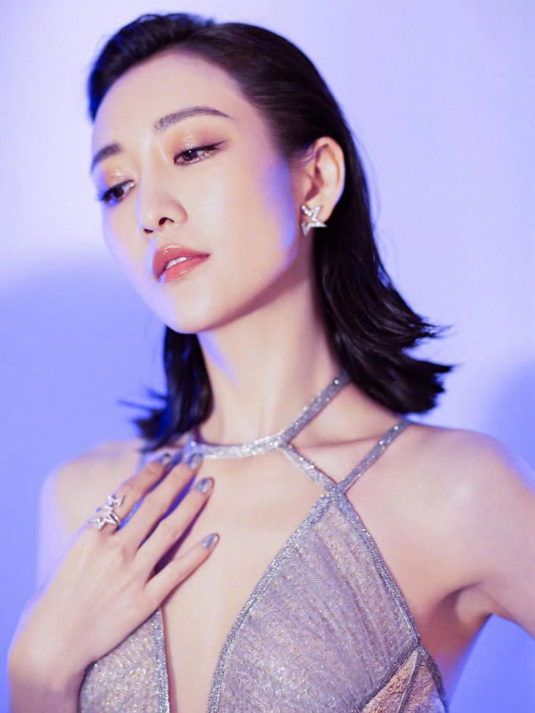 秦岚和王鸥同穿几何菱格裙，你更喜欢谁？