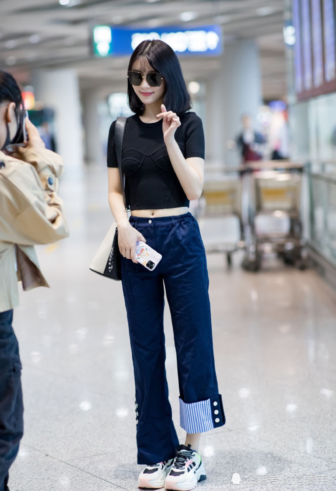 美女孟子义穿牛仔套装出境，大长腿超抢眼