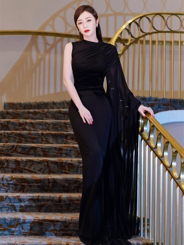 40岁秦岚美成“人间芭比”，一条渐变裙穿出婀娜身姿，女人味绝了