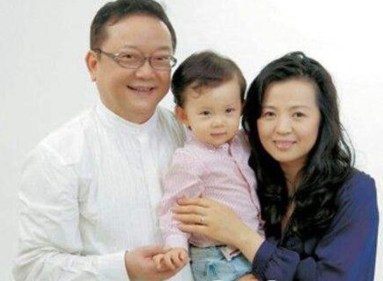71岁的王刚近照,国家一级演员,如今11岁儿子活泼可爱