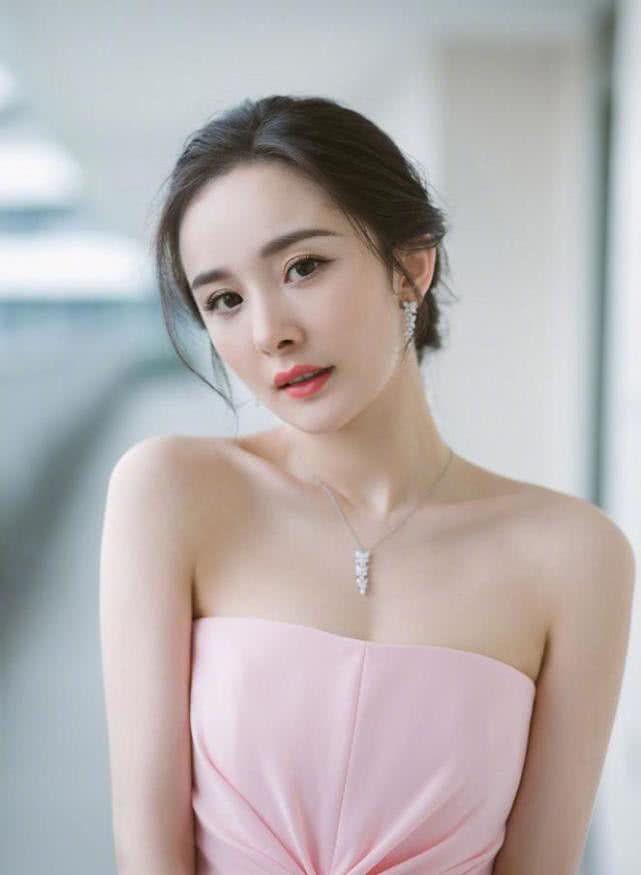 娕妈杨幂穿“浴巾”走红毯,这也太性感了吧
