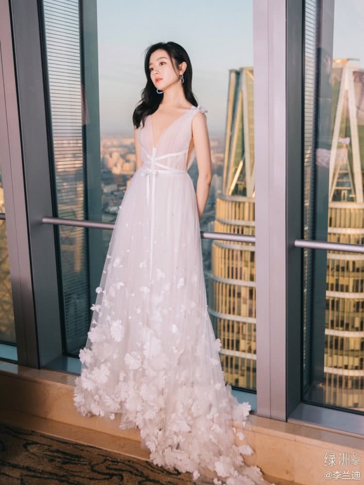 李兰迪穿白色花朵裙精致面容好一个仙女形象，尽显女神魅力