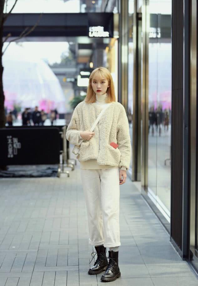 国内街拍：今年最流行的冬装，时髦女生都穿它过冬