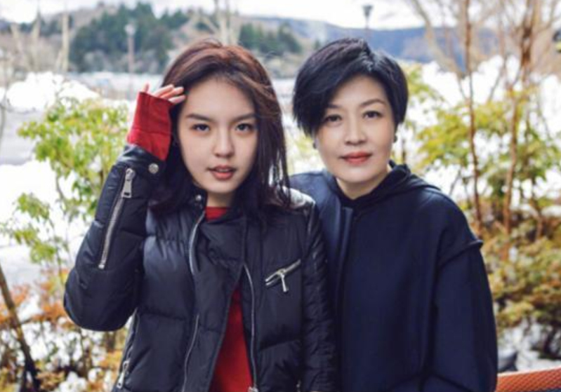 17岁法图麦穿吊带衫大晒月牙纹身,这么成熟的举动妈妈哈文不管?