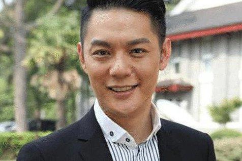 老婆把他捧红后，为娶嫩模抛弃21年的妻儿，今亲生子都不认他