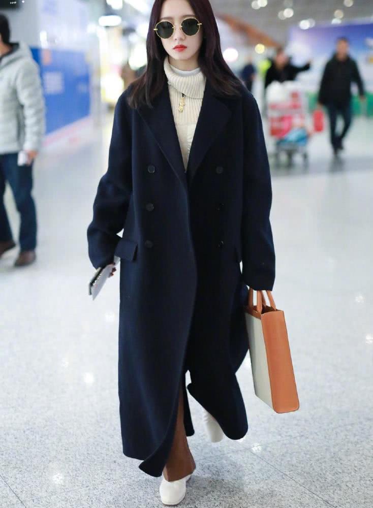 美女孟美岐变甜妹子,水貂绒毛衣配白色裤子,软萌形象惹人爱