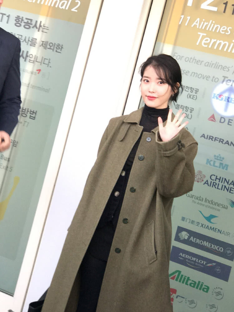IU李知恩私服太酷，灰绿色大衣搭短靴展现绝佳曼妙身材