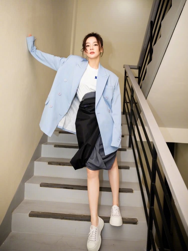 美女袁姗姗最新私服更新,白T黑裙小白鞋搭蓝西装满满的清新感