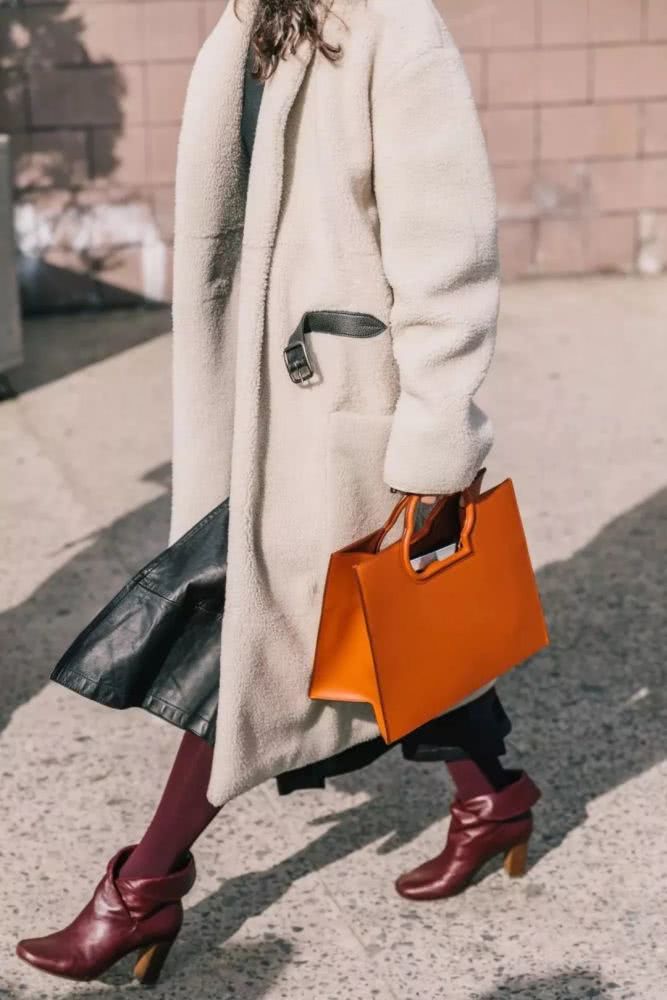 今年秋冬别穿大衣了，羊羔毛外套才是时尚首选！