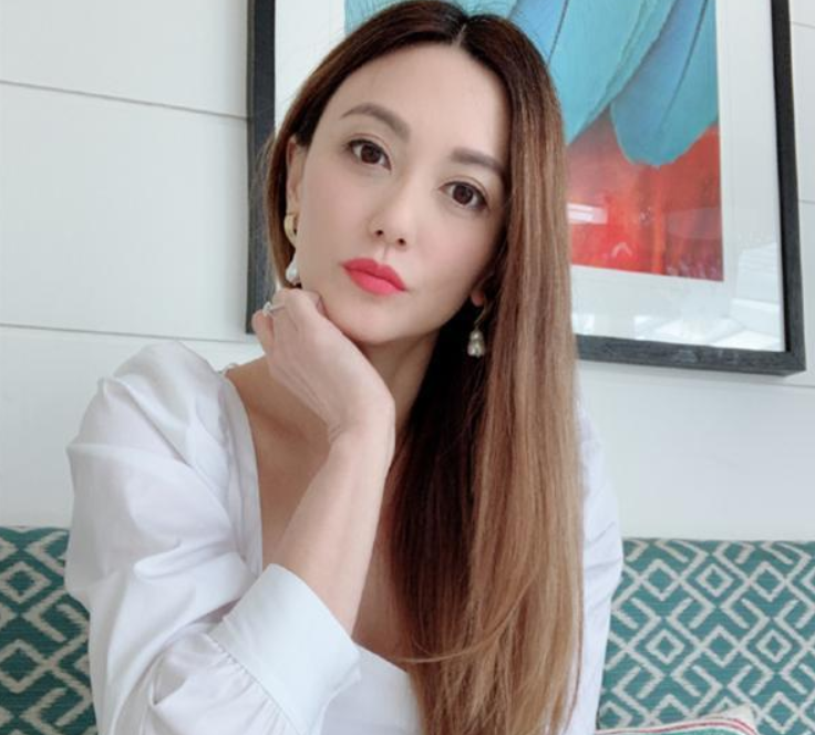 她是最美牡丹仙子,嫁大10岁外籍老公,如今46岁依然肤若凝脂