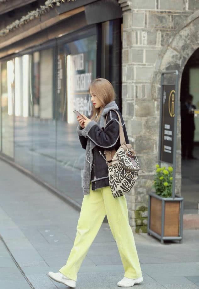 国内街拍：今年最流行的冬装，时髦女生都穿它过冬