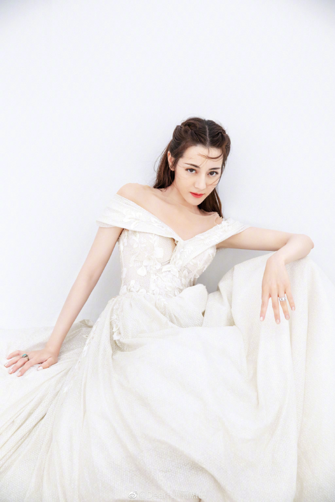 迪丽热巴太性感，大V薄荷绿长裙勾勒完美腰臀比