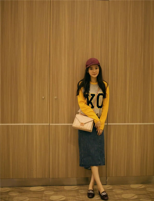 最近火了一种穿法,叫“上半身过冬,下半身过夏”,杨幂都上头了