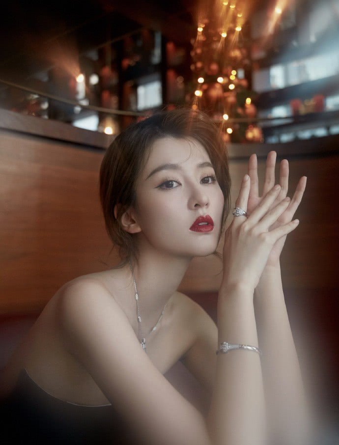 美女乔欣腰臀曲线引热议,蜕变名媛只用了一条渐变裙