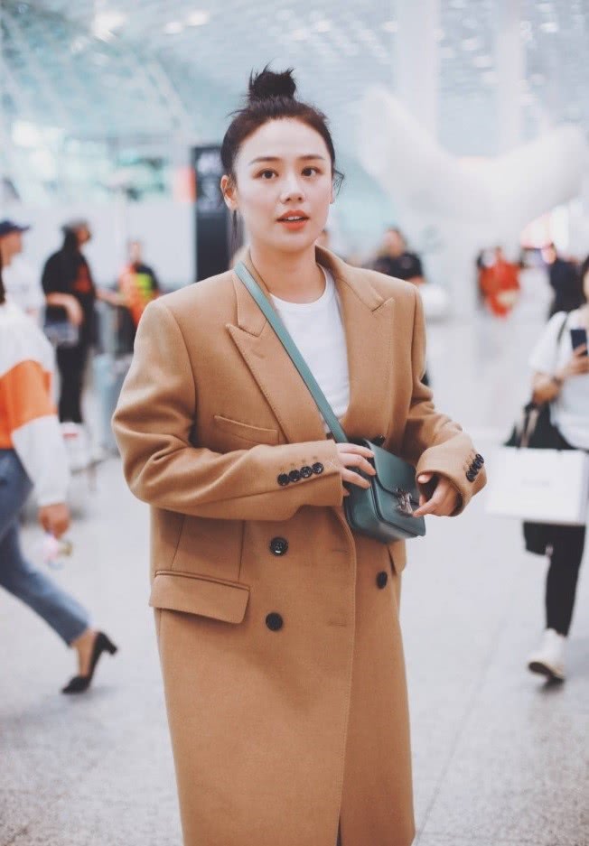 美女马思纯机场街拍:把裤子塞进马丁靴改成“折三折”,这腿细到要命了!