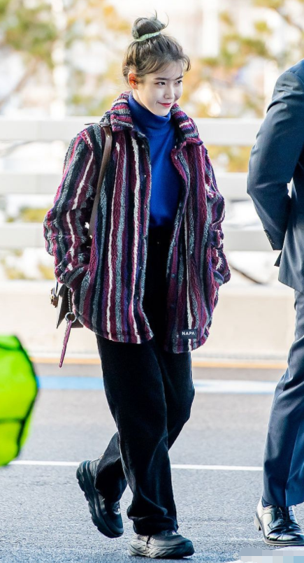 IU李知恩穿毛绒大衣配条绒裤,配奶奶盘发硬把土味穿成时尚!