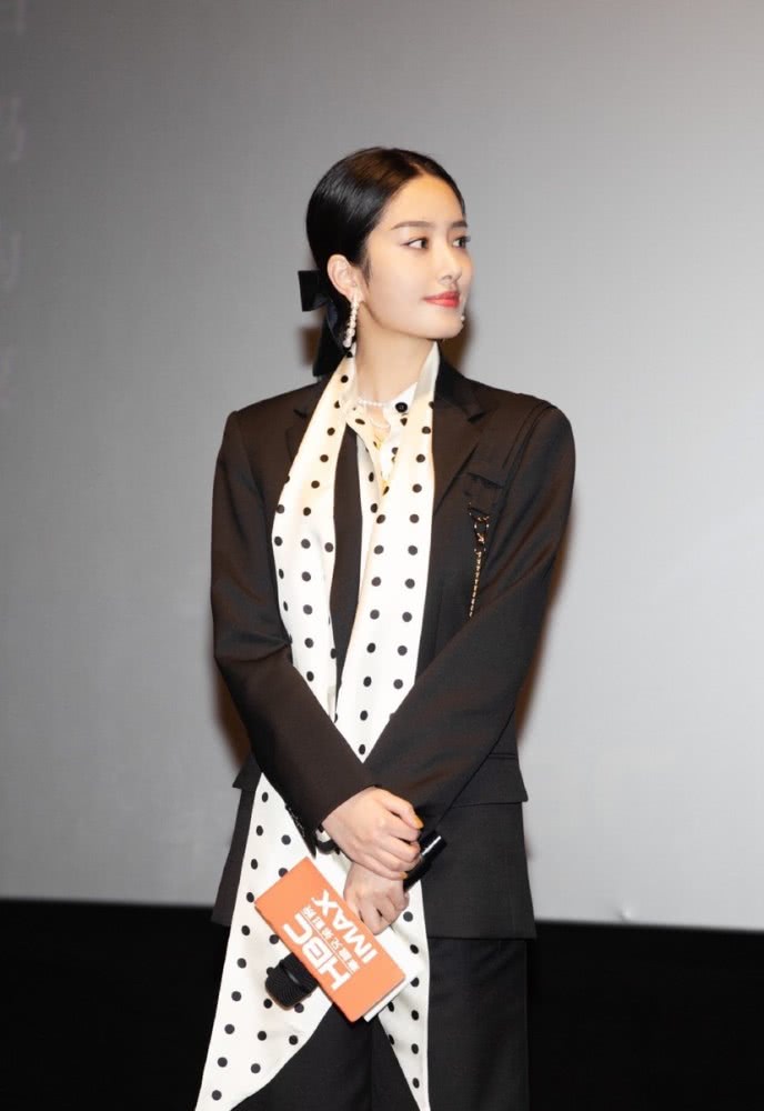 杨采钰穿衣品味真独特,黑色西装搭配五分裤,米色长靴意外时尚