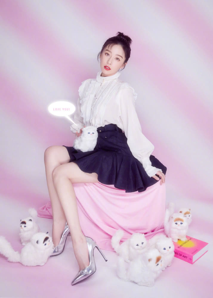 阚清子白衬衫搭配小短裙,31岁美丽不输00后