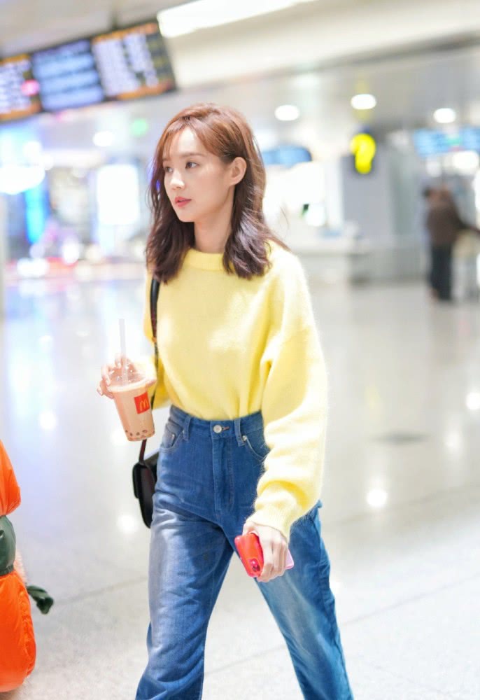 美女李一桐机场街拍：穿黄色毛衣配牛仔裤，双腿绕成麻花了