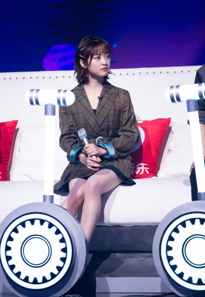 小美女沈月穿字母卫衣配条纹裙，清新又甜美