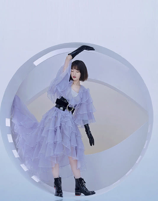 毛晓彤穿短外套扎蝴蝶结，依旧少女感十足