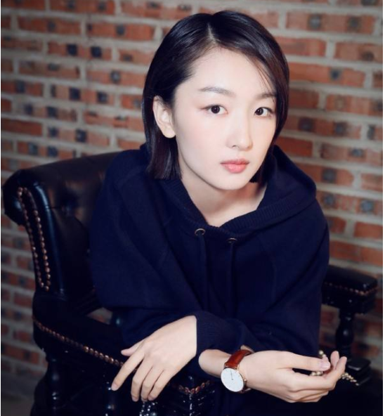 她3岁丧父,继父做苦力给她挣学费,如今她身家过亿继父苦尽甘来
